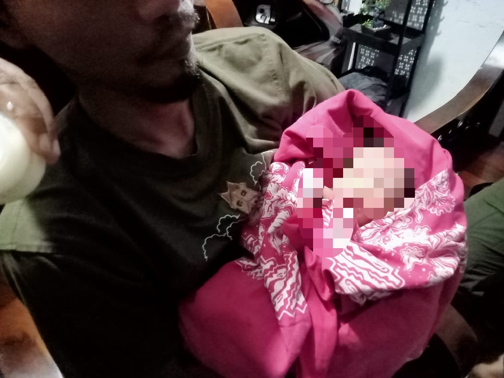 Sosok bayi perempuan yang diduga dibuang orang tuanya di atap rumah warga Pacar Keling VI