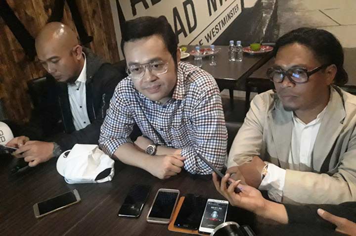 Bayu Airlangga (tengah), inisiator Muda Mudi Surabaya Peduli saat memberi keterangan pers. foto: DIDI ROSADI/ BANGSAONLINE