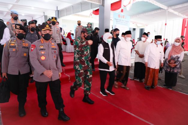 Gubernur Jawa Timur Khofifah Indar Parawansa saat mendampingi Panglima TNI Marsekal Hadi Tjahjanto dan Kapolri Jenderal Listyo Sigit Prabowo, yang memantau langsung pelaksanaan Serbuan Vaksinasi di Pesantren Tebuireng, Jombang, Rabu (25/8) sore. Tampak mereka disambut KH Abdul Hakim (Gus Kikin), pengasuh Pesantren Tebuireng (baju putih). Foto: Humas Pemprov Jatim