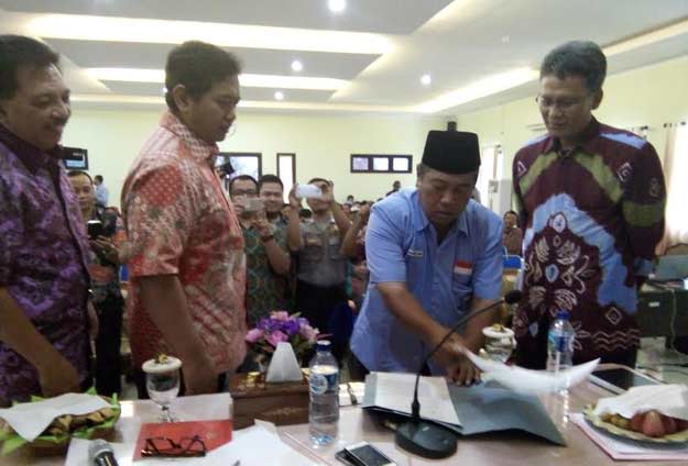 Viva Yoga Mauladi saat menyaksikan Ketua HNSI Agus Mulyono menyerahkan berkas protes yang disampaikan kepada Menteri Kelautan dan Perikanan. 