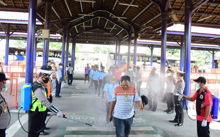 Penyemprotan disinfektan di Terminal Purabaya.