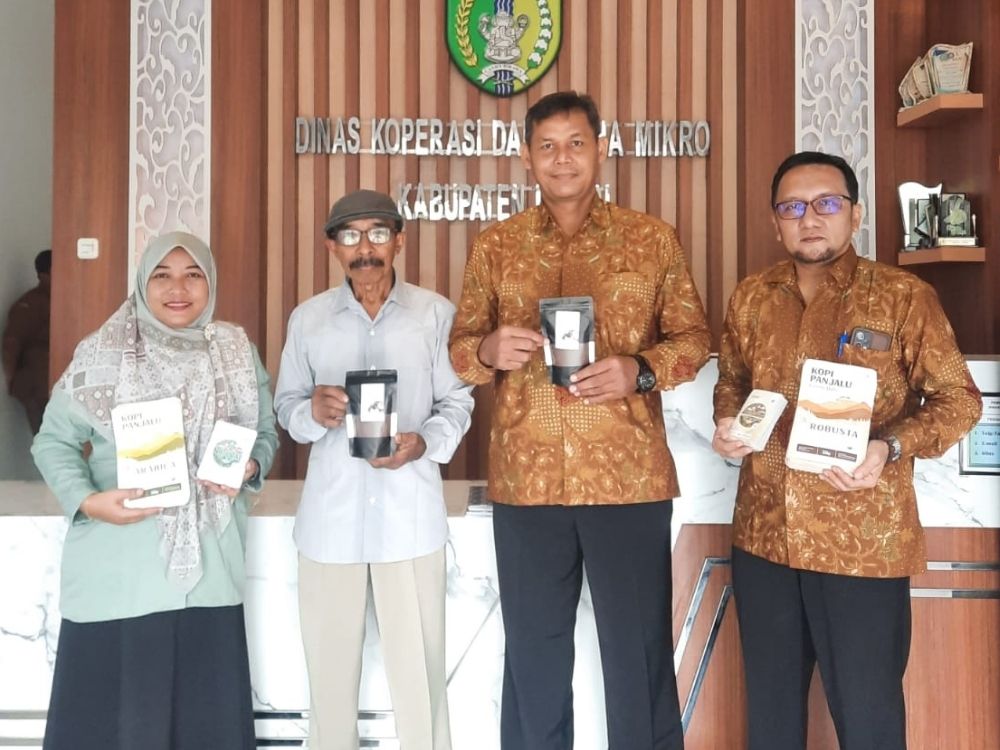 Plt. Kepala Dinas Koperasi dan Usaha Mikro Kabupaten Kediri, Santoso (nomor 3 dari kiri) menunjukkan kemasan kopi gunung Wilis. (Ist).
