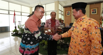 CINDERAMATA - Wali Kota Mojokerto Mas’ud Yunus memberikan kenang-kenangan pada pejabat yang menghadiri Musrenbang RKPD) 2016, di Pendopo Graha Praja Wijaya Pemkot Mojokerto Kamis (12/3). foto: humas pemkot mojokerto