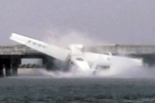 BRUAK, pesawat cesna ini tabrak jembatan. foto: repro mirror.co.uk