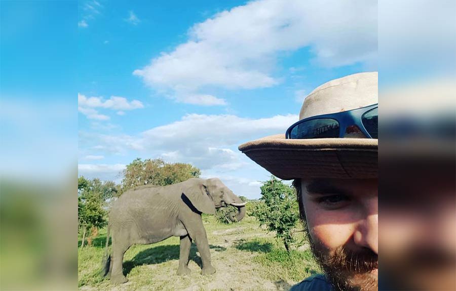Sheldon Hooper dengan gajah yang menyerangnya. (Image: @shsafariguide/ Newsflash)