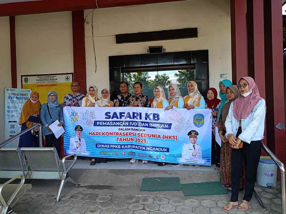 Seluruh Tenaga Kesehatan dan Akseptor KB usai acara safari KB. (Ist)
