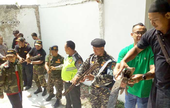 Relawan Peduli Banaran kerja bakti membuat perpustakaan.