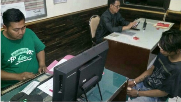 Mandrak saat dimintai keterangan petugas.