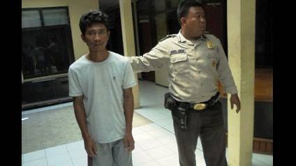 SLK saat digelandang petugas. (Haris/BANGSAONLINE)