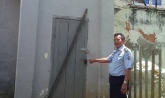 Petugas menunjukkan kamar mandi yang digunakan Misjadin untuk kabur. (Bahri/BANGSAONLINE)