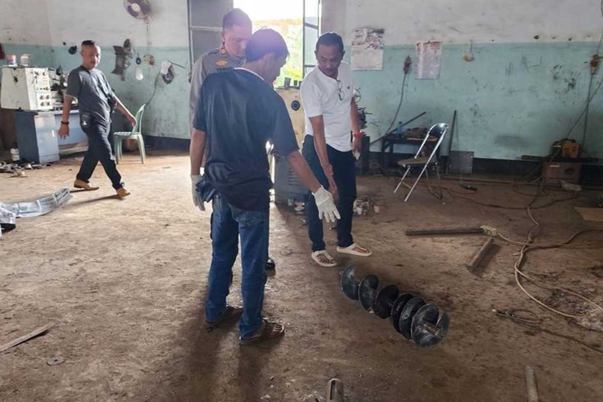 Pihak kepolisian saat melakukan olah TKP di lokasi kejadian di CV Citra Manunggal, Jalan Raya Kebonagung, Kecamatan Pakisaji, Malang.