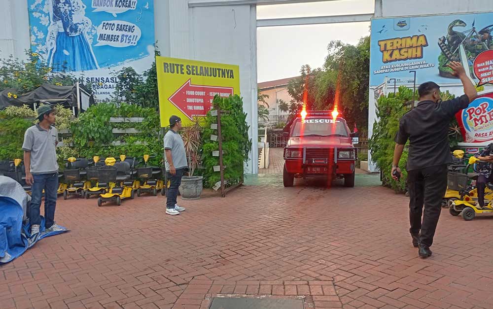 Armada damkar saat memasuki area masuk Rumah Hantu Jepang The Legend Stars Jatim Park 3.