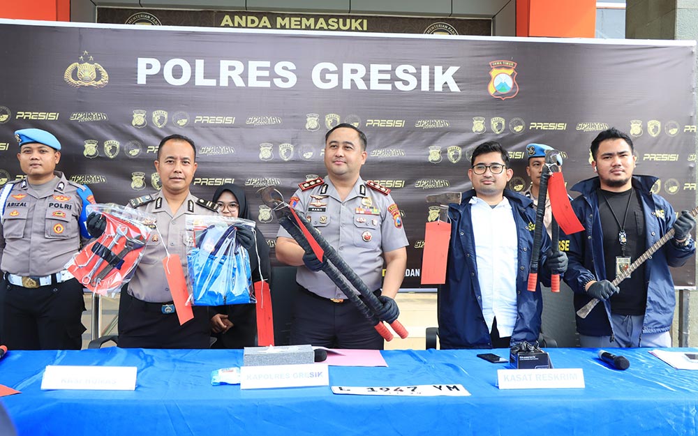 Kapolres Gresik AKBP Ramadhan Nasution (tengah) saat menunjukkan barang bukti yang digunakan komplotan residivis pencuri kabel PLN. Foto: Ist.
