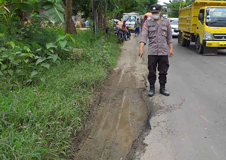 Petugas Satlantas Polres Tuban, saat melakukan olah TKP. Foto : Ist