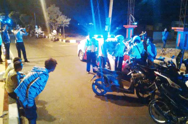PANEN: Petugas kepolisian Polres Tuban, saat menggrebek balap liar di jalan tembus kelurahan Gedung Ombo,  Kecamatan Semanding, Tuban. foto: suwandi/BANGSAONLINE