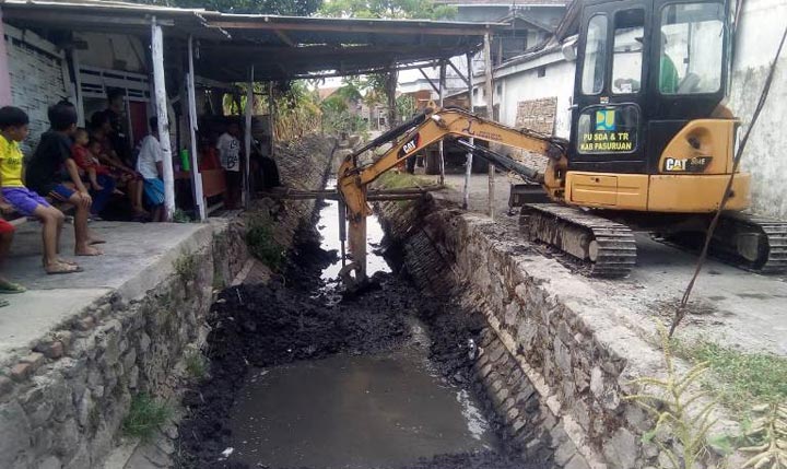 Kegiatan normalisasi di Dusun Sanggud Desa Karangrejo, Kecamatan Gempol oleh DPU SDATR.