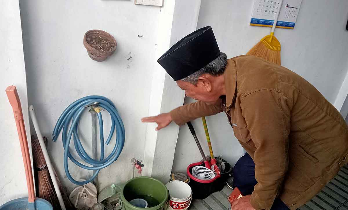Warga Jalan Cemara, Kelurahan Bugul Lor, Kecamatan Panggungrejo, Kota Pasuruan, saat menunjukkan titik aliran PDAM yang mati.