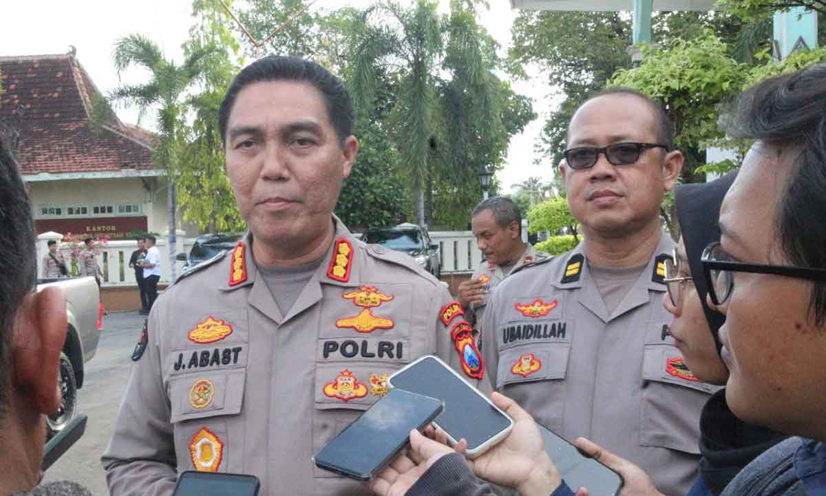 Kabid Humas Polda Jatim saat memberi keterangan ke awak media.