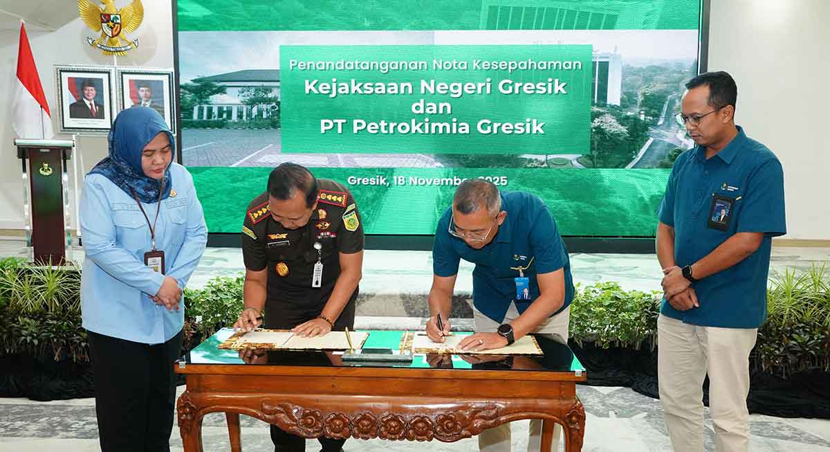 Direktur Manajemen Risiko Petrokimia Gresik, Johanes Barus (dua dari kanan) bersama Kajari Gresik, Yanuar Utomo, saat menandatangani MoU. Foto: Ist