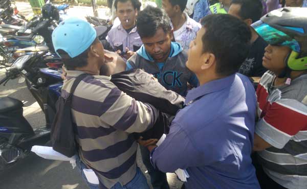 Ahmad Fakih yang  pingsan  dan harus digotong untuk diberi pertolongan pertama dalam demo kemarin. foto: rizal/BANGSAONLINE