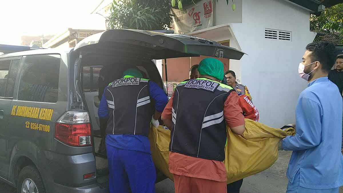 Petugas gabungan saat mengevakuasi korban tewas di Kota Kediri.