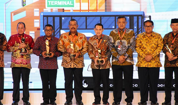Bupati Nganjuk Novi Rahman Hidayat bersama kepala daerah lainnya saat menerima Penghargaan WTN.