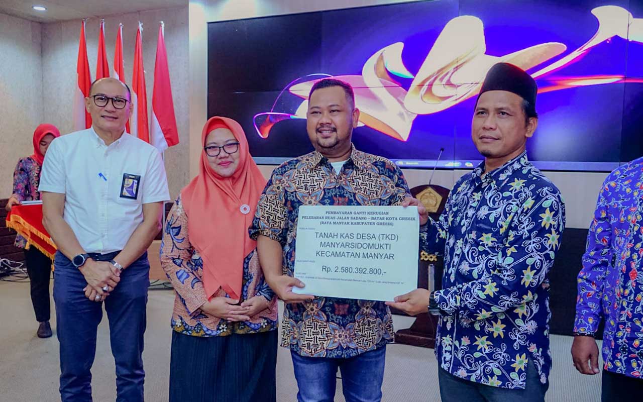 Bupati Gresik, Fandi Akhmad Yani, didampingi Wabup Aminatun Habibah, dan Kepala Satuan Kerja PJN Wilayah IV Provinsi Jawa Timur, Akmizal menyerahkan kompensasi kepada warga. Foto: SYUHUD/BANGSAONLINE.com