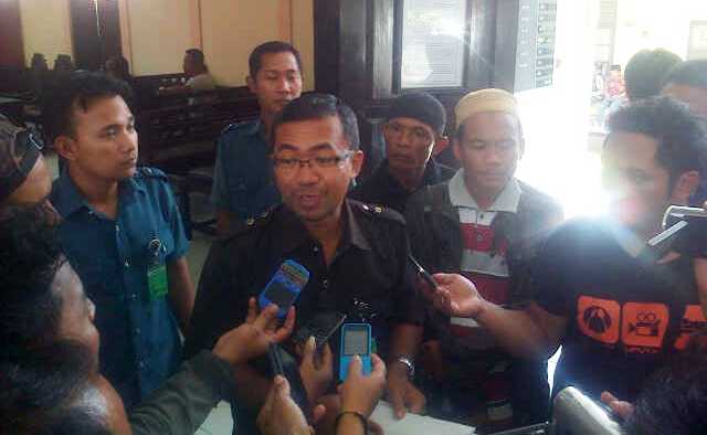 Ketua Majelis Hakim, Sihabudin Zuhri, saat memberikan keterangan usai sidang. foto: bahri/BANGSAONLINE