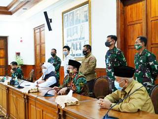 Gubernur Jawa Timur Khofifah Indar Parawansa bersama para kepala daerah Malang Raya saat membahas PSBB Malang Raya di Gedung Negara Grahadi Surabaya. Foto: ist/bangsaonlien.com