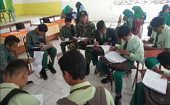 Serda Purwanto saat memberikan wawasan tentang bahaya narkoba kepada pelajar di Kecamatan Bendungan.