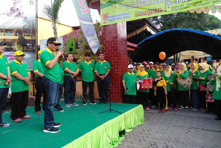 Wawali Kota Malang Sofyan Edi Jarwoko, didampingi Kepala Kemenag Kota Malang Zaini saat memberikan sambutan arahan dan pesan sebelum memberangkatkan peserta jalan sehat HUT MIN Malang 2 ke-41, Ahad (27/01). foto: IWAN/ BANGSAONLINE