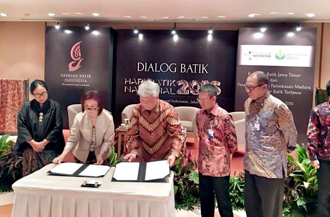Dirut PG, Nugroho Christijanto bersama Ketua Yayasan Batik Indonesia,  Jultin Ginanjar Kartasasmita dan Ketua Asosiasi Pengrajin Batik Jawa Timur (APBJ), Putu Sulistiani  saat teken  kerjasama kemitraan di Jakarta. foto: SYUHUD/ BANGSAONLINE
