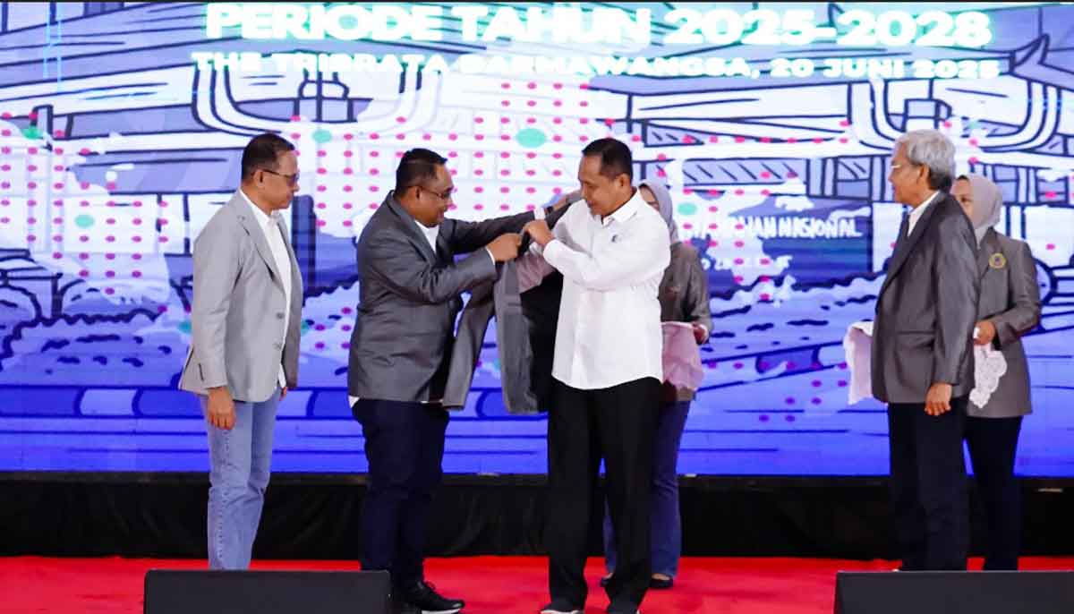 Pengukuhan Sekjen Kementerian ATR/BPN sebagai Alumni Kehormatan Kapti-Agraria.
