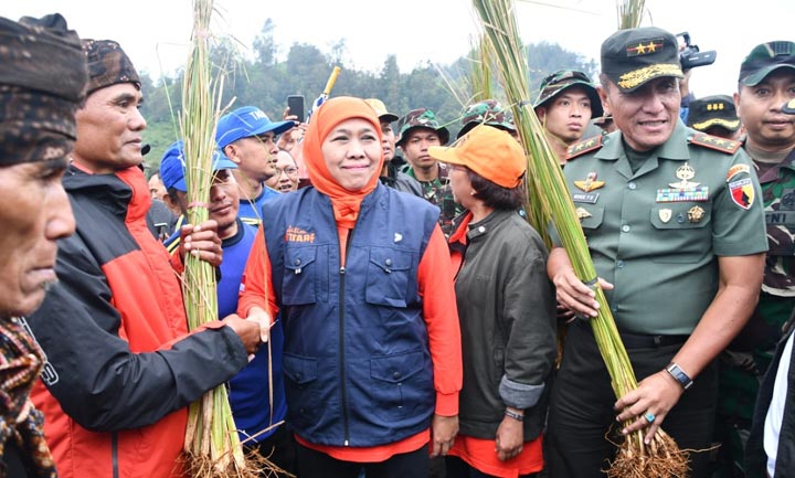 Pangdam V/Brawijaya Mayjen TNI Wisnoe, P. B, bersama Gubernur Jatim Khofifah Indar Parawansa saat penanaman 50 ribu rumput Vertiver di sekitaran Ranupani.