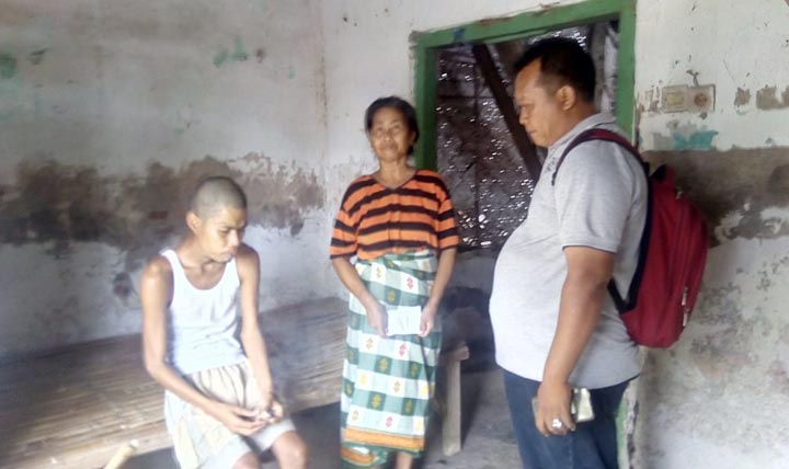 Juama bersama salah satu anaknya saat ditemui di Dusun Mawar, Desa Pesisir, Kecamatan Sumberasih, Kabupaten Probolinggo.
