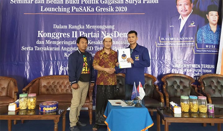 Gus Iwan saat mengambil formulir bacabup di Nasdem Gresik. foto: ist.