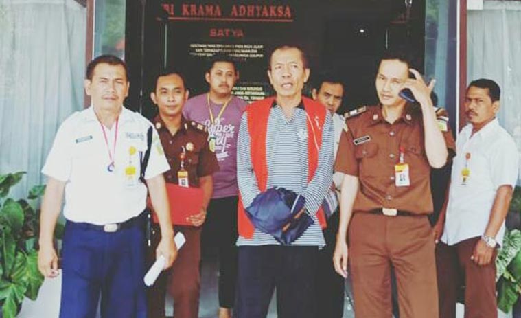 Sukisno, mantan Kepala Desa Rahayu, Kecamatan Soko, Kabupaten Tuban saat digelandang ke kantor Kejari. Berkasnya telah lengkap dan segera disidangkan.
