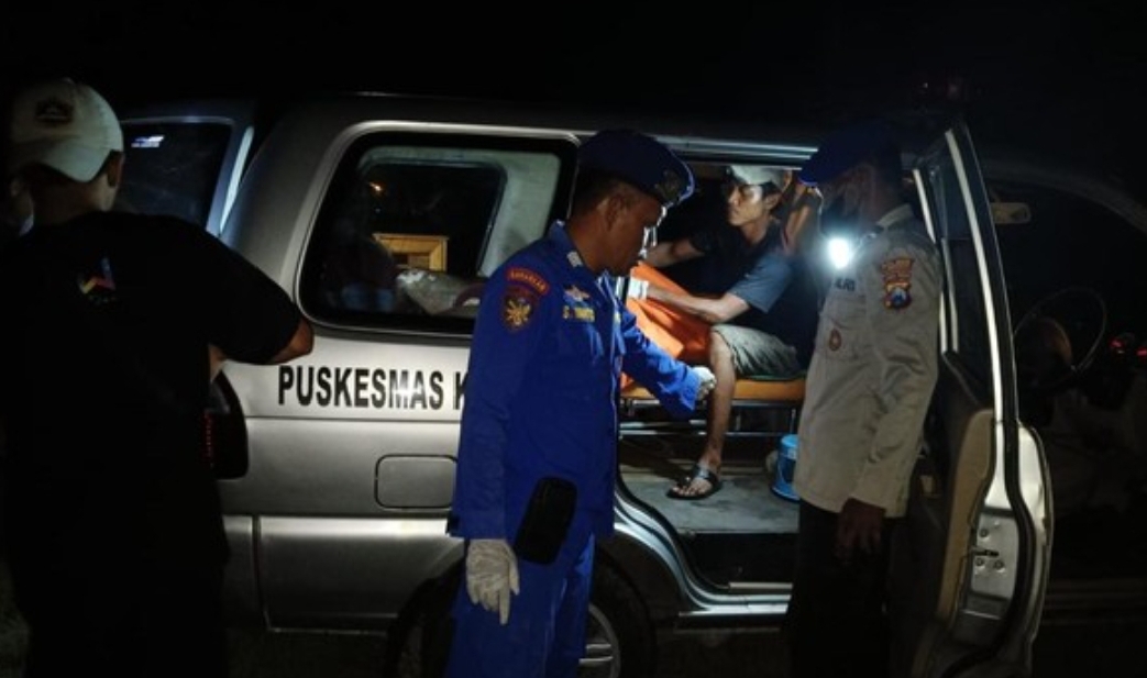 Korban saat dievakuasi petugas menggunakan ambulans dari kawasan pantai (dok. Ist)