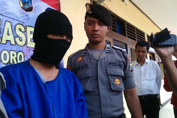 Tersangka saat diamankan di Mapolres Bojonegoro. foto: eki nurhadi/BANGSAONLINE