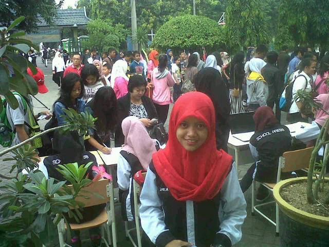 DAFTAR ULANG. Ketua Panitia Pelakana, Alghea Miftahana bersama teman-teman SMANISDA melakukan registrasi ulang peserta lomba presenter dan fotografi tingkat SMP dan SMA se-Jatim. foto : daryanto/bangsaonline