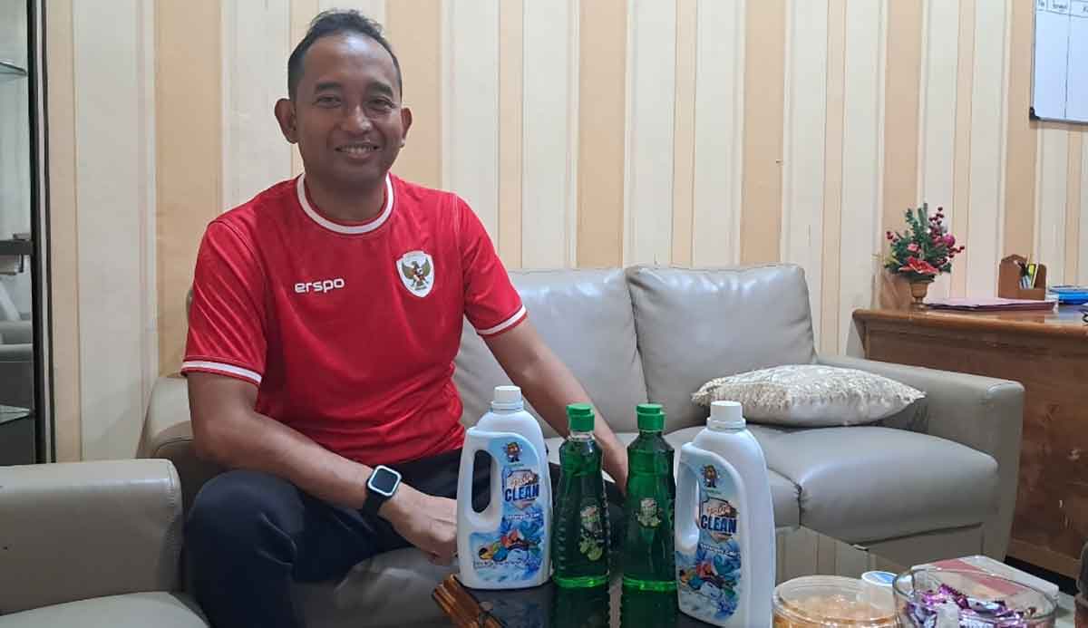 Kalapas Tuban, Irwanto Dwi Yhana Putra, saat menunjukan produk karya WBP.