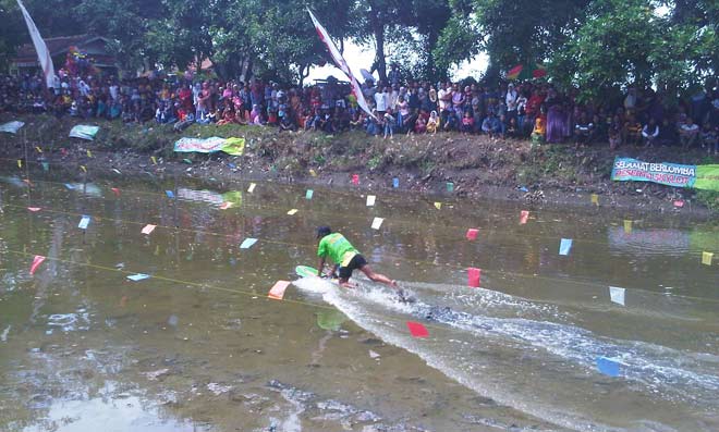 Tampak salah satu warga yang ikut lomba ski lot.