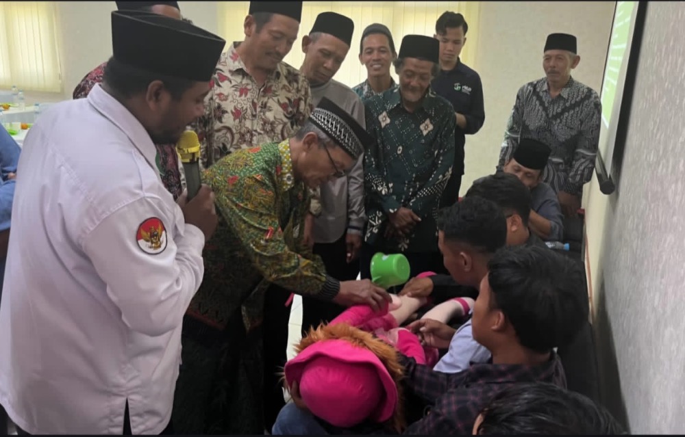 Para modin saat mendapat pemantapan cara memandikan jenazah sesuai syariat islam. Kegiatan ini diselenggarakan PT SBI bekerja sama dengan Kemenag Tuban.
