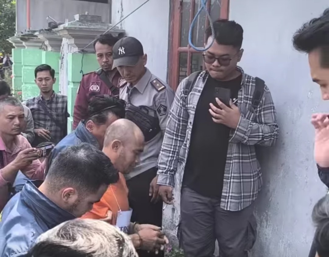 Polres Gresik Gelar Rekonstruksi Pembunuhan Agen BRILink, Ratusan Warga Padati TKP
