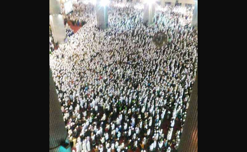 Ribuan massa sudah berkumpul di Masjid Istiqlal menjelang aksi unjukrasa pada 4 November besok. Tampak massa saat mengikuti salat mahrib berjamaah.