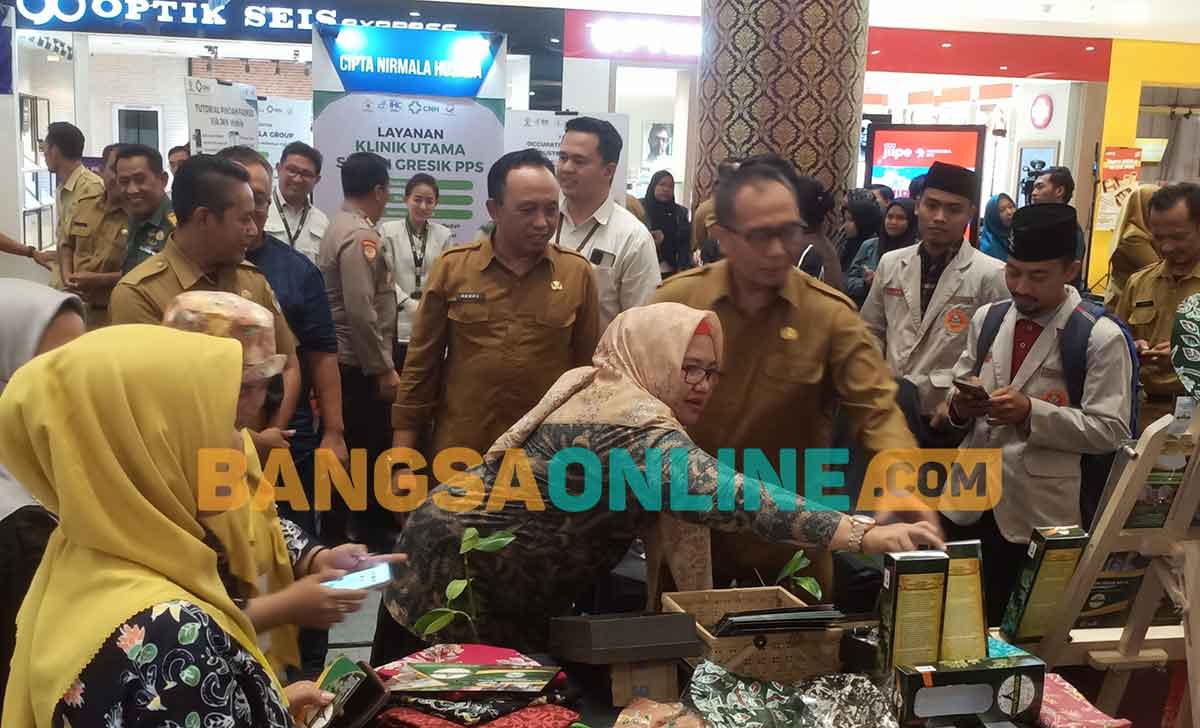 Wakil Bupati Gresik, Aminatun Habibah, saat melihat produk UMKM. Foto: SYUHUD/BANGSAONLINE