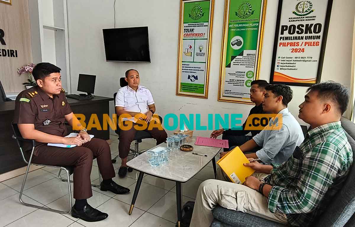 Kasi Pidsus bersama Kasi Intelijen Kejari Kabupaten Kediri  saat menerima perwakilan mahasiswa. Foto: MUJI HARJITA/BANGSAONLINE
