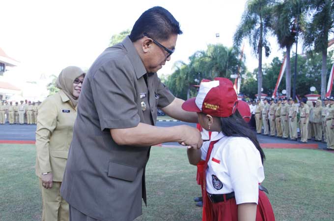 Wakil wali kota Blitar Santoso saat memberikan bantuan seragam sekolah.
