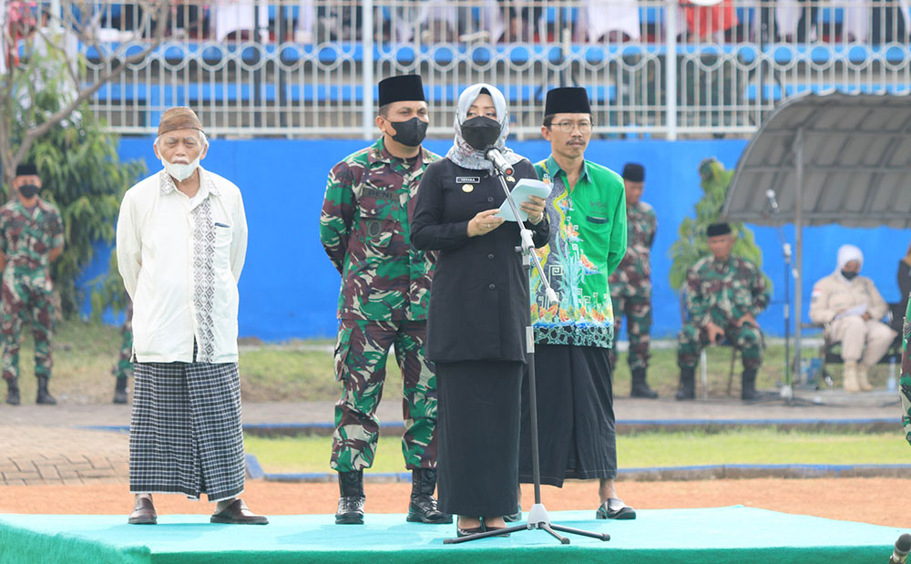 Bupati Ikfina tampil sebagai inspektur upacara dalam pembukaan Liga Santri PSSI tahun 2022.