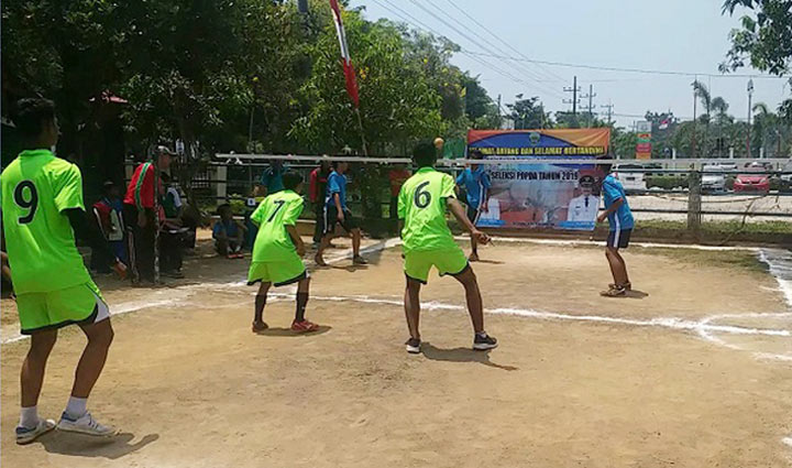 Seleksi cabor sepak takraw U-16 antara SMP 1 Bangkalan dan SMA 4 Bangkalan.